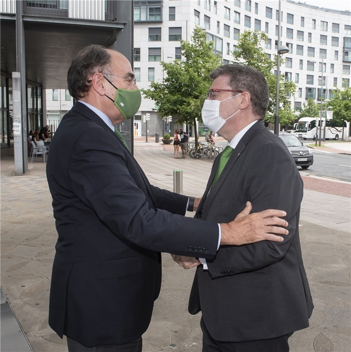 El presidente de Iberdrola, Ignacio Galán, y el alcalde de Bilbao, Juan Mari Aburto, durante su encuentro en la Torre Iberdrola en Bilbao