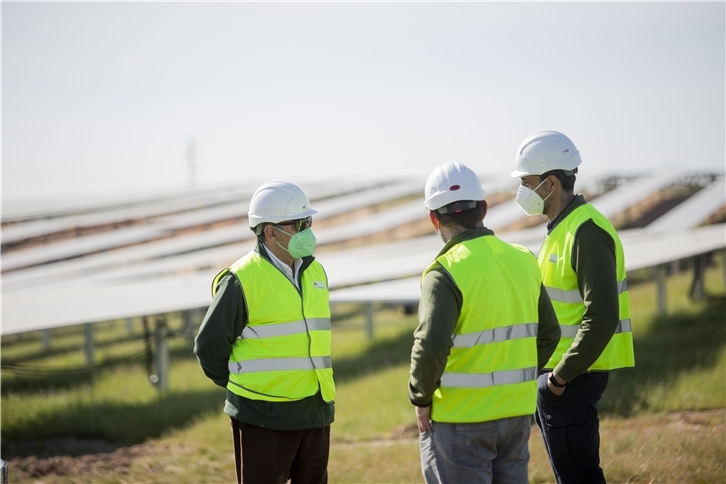 Ignacio Galán, en una visita reciente a la planta de Ceclavín