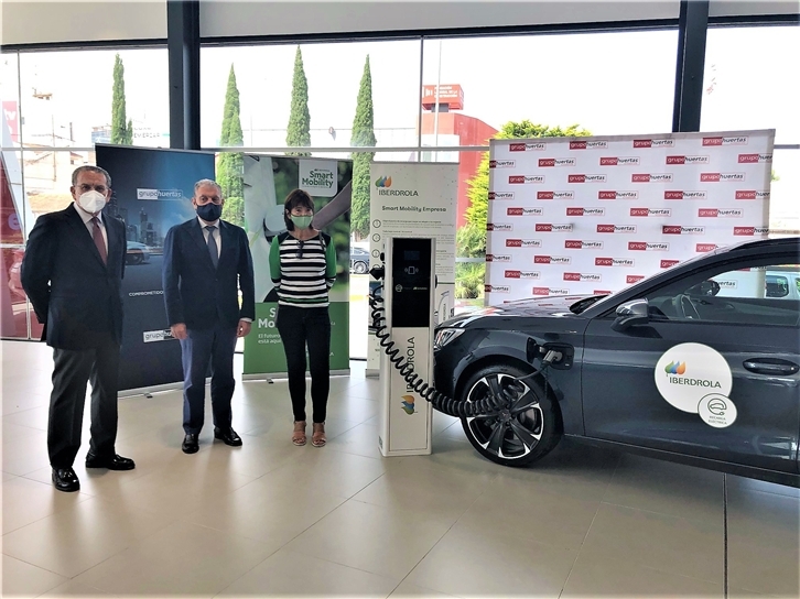 Patricio Valverde, delegado Institucional de Iberdrola en la Región de Murcia; Francisco Vidal, director general de Grupo Huertas; e Itziar Pérez, responsable Comercial de Iberdrola en la Comunidad, junto a uno de los puntos de recarga