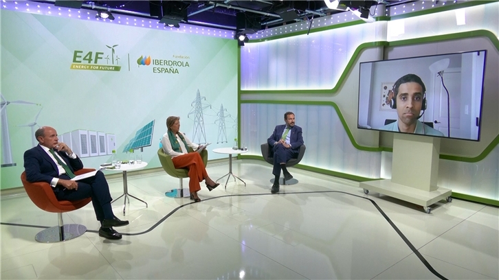 Ramón Castresana, director de Fundación Iberdrola España; Agustín Delgado, director de Innovación y Sostenibilidad de Iberdrola; Teresa Rodríguez de Tembleque, responsable de Programas de Formación e Investigación de la Fundación Iberdrola España; y en la pantalla Dharik Mallapragada, investigador científico de MIT Energy Initiative.