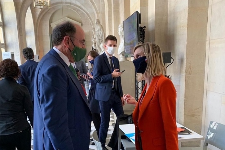 El presidente de Iberdrola, Ignacio Galán, con la ministra francesa de Industria, Agnes Pannier-Runacher.