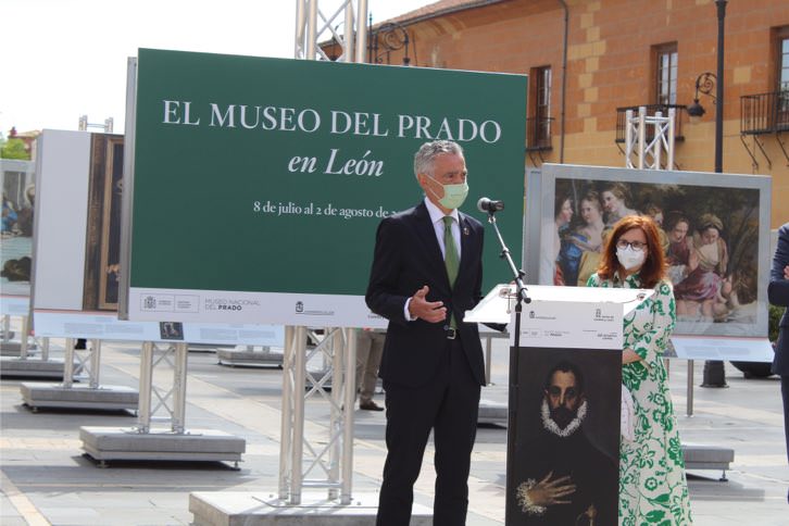 El comisario de la muestra, Fernando Pérez Suescun; el alcalde de León, José Antonio Diez; la coordinadora general de Educación del Museo Nacional del Prado, Ana Moreno; el director general de Políticas Culturales de la Junta de Castilla y León, José Ramón González; el presidente de la Fundación Iberdrola España, Fernando García, y el delegado territorial de la Junta en León, Juan Martínez Majo.