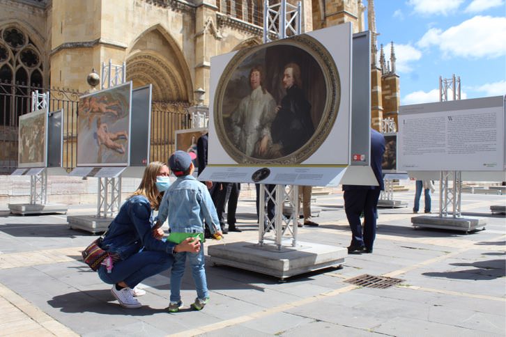 O curador da mostra, Fernando Pérez Suescun; o prefeito de Leão, José Antonio Diez; a coordenadora-geral de Educação do Museu Nacional do Prado, Ana Moreno; o diretor-geral de Políticas Culturais do governo regional de Castela e Leão, José Ramón González; o presidente da Fundação Iberdrola España, Fernando García; e o delegado territorial do governo regional em Leão, Juan Martínez Majo.