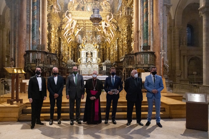 The new lighting was inaugurated by the president of the Regional Government of Galicia, Alberto Núñez Feijóo; the chairman of Iberdrola, Ignacio Galán; the archbishop of Santiago de Compostela, Julián Barrio Barrio; the presiding dean of the Cathedral, José Fernández Lago; and the canon of the Cathedral Foundation, Daniel C. Lorenzo Santos, among other officials.
