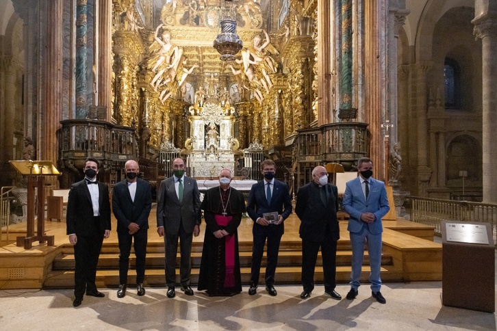 A nova iluminação foi inaugurada pelo presidente da Xunta (Governo Regional) da Galiza, Alberto Núñez Feijóo; do presidente da Iberdrola, Ignacio Galán; do arcebispo de Santiago de Compostela, Julián Barrio Barrio; do deão-presidente da Catedral, José Fernández Lago; e do canônigo-diretor da Fundação Catedral, Daniel C. Lorenzo Santos, entre outras autoridades.