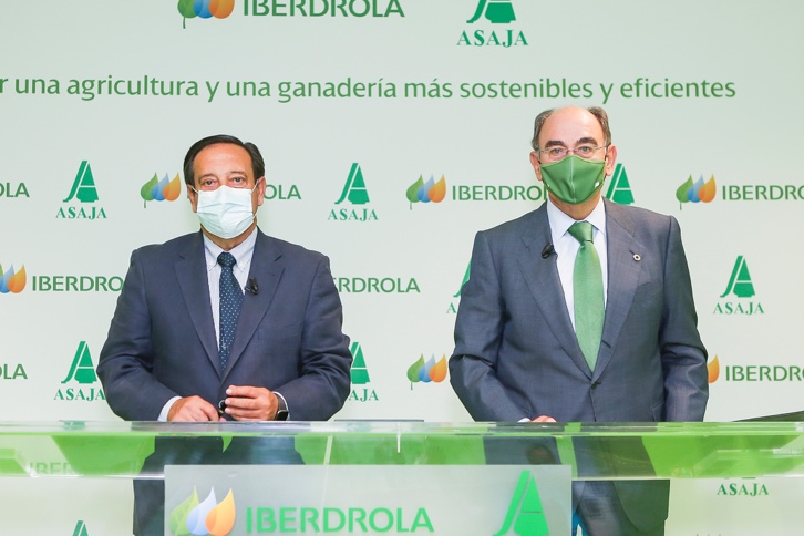 Pedro Barato (izquierda), presidente de ASAJA, e Ignacio Galán (derecha), presidente de Iberdrola, en el acto de firma del convenio de colaboración que ha tenido lugar hoy en la sede Iberdrola, en Madrid.