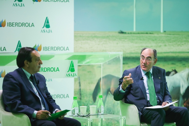 Pedro Barato (izquierda), presidente de ASAJA, e Ignacio Galán (derecha), presidente de Iberdrola, en el acto de firma del convenio de colaboración que ha tenido lugar hoy en la sede Iberdrola, en Madrid.