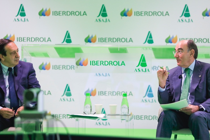Pedro Barato (izquierda), presidente de ASAJA, e Ignacio Galán (derecha), presidente de Iberdrola, en el acto de firma del convenio de colaboración que ha tenido lugar hoy en la sede Iberdrola, en Madrid.
