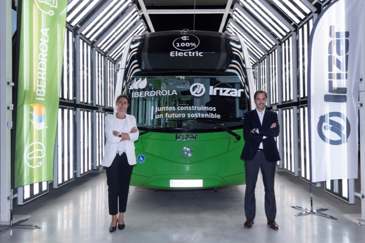 Raquel Blanco, diretora global de Smart Mobility da Iberdrola, e Rafael Sterling, CEO do Grupo Irizar.