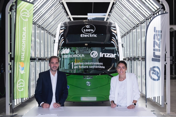 Raquel Blanco, diretora global de Smart Mobility da Iberdrola, e Rafael Sterling, CEO do Grupo Irizar.