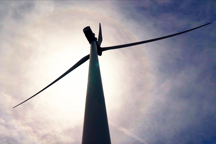 Imágenes de diferentes instalaciones de Iberdrola (parques eólicos y fotovoltaicos), de un vehículo eléctrico y de redes de distribución eléctrica. Infografía de una futura instalación de hidrógeno verde.