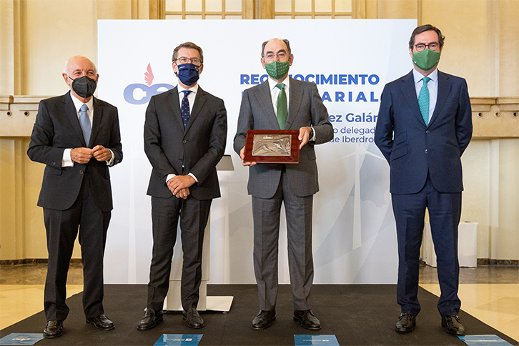 De izquierda a derecha, el presidente de la CEC, Antonio Fontenla; el presidente de la Xunta de Galicia, Alberto Núñez Feijóo; el presidente de Iberdrola, Ignacio Galán; y el presidente de la CEOE, Antonio Garamendi.