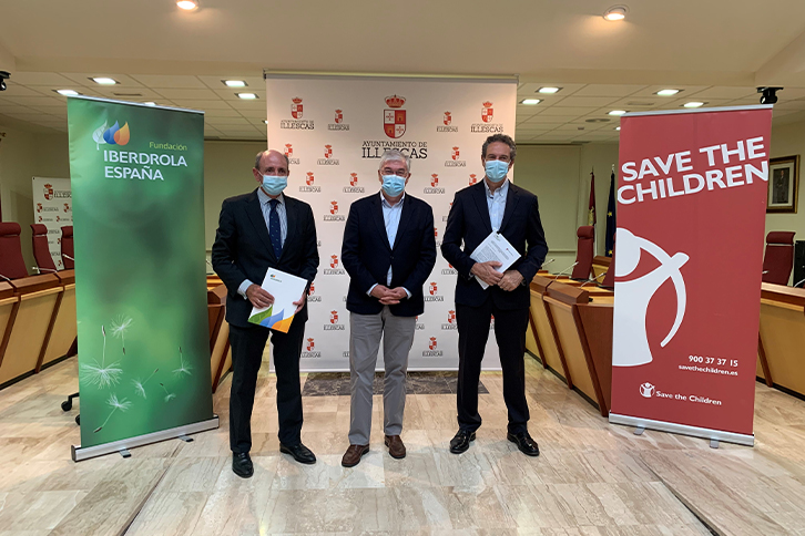 Iberdrola and Save the Children agreement (left to right): the director of the Iberdrola Spain Foundation, Ramón Castresana; the mayor of Illescas, José Manuel Tofiño; and the general director of Save the Children, Andrés Conde.
