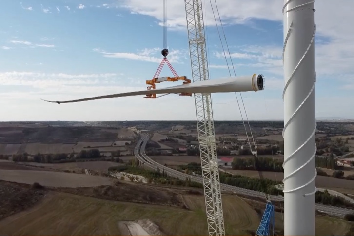 Photographs of the wind complex and compacted images of its construction and commissioning.