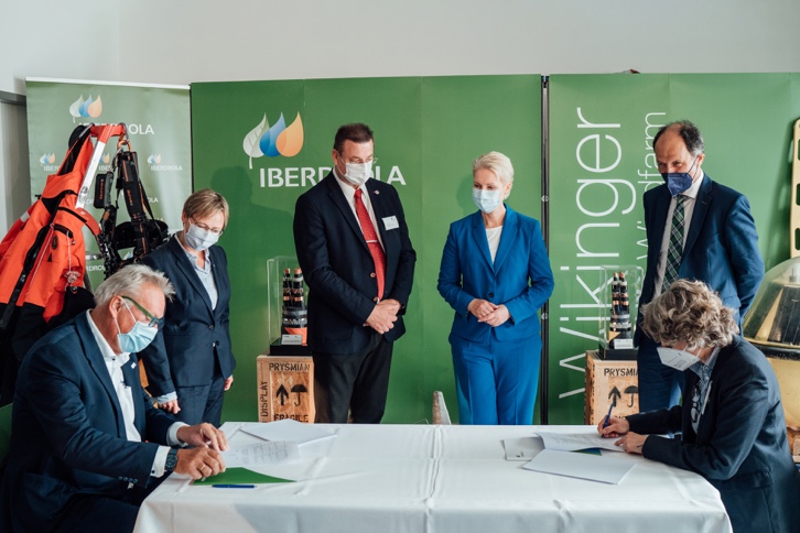 Iberdrola y el puerto de Sassnitz firman el contrato de arrendamiento del nuevo edificio de operaciones y mantenimiento que dará servicio al parque eólico marino Baltic Eagle.