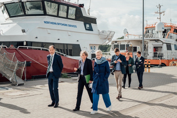 Iberdrola y el puerto de Sassnitz firman el contrato de arrendamiento del nuevo edificio de operaciones y mantenimiento que dará servicio al parque eólico marino Baltic Eagle.