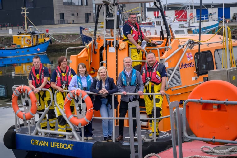 La estación de salvamento marítimo de Girvan, en South Ayrshire (Escocia), ha sido una de las primeras beneficiarias, con casi 10.000 libras destinadas a la formación de siete tripulantes de la lancha de salvamento.