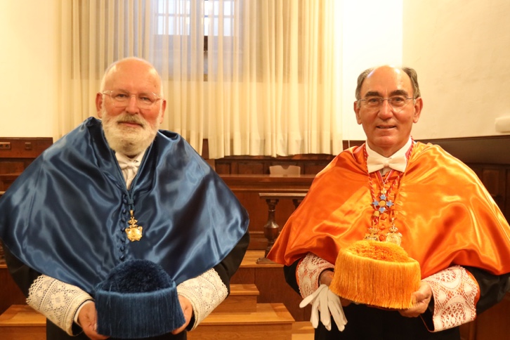 Frans Timmermans, vice-presidente da Comissão Europeia, e Ignacio Galán, presidente do Conselho Social da USAL, no ato de nomeação do primeiro como doutor Honoris Causa.