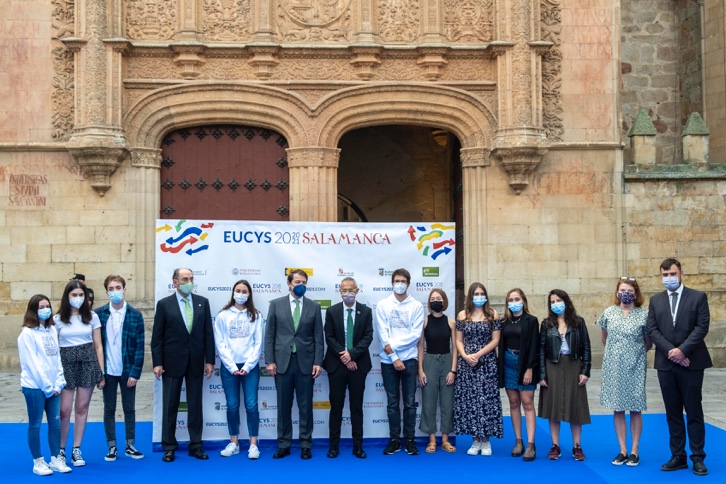 Family photo with young scientists at USAL, from left to right: Ignacio Galán, president of the Social Council of the University of Salamanca and chairman of Iberdrola; Alfonso Fernández Mañueco, president of the Junta de Castilla y León; Ricardo Rivero, rector of the University of Salamanca, and Karen Slavin, Policy Officer at the European Commission.