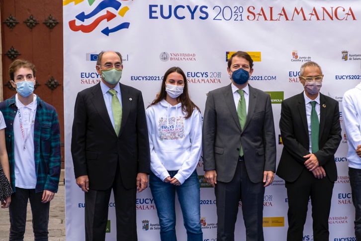 Ignacio Galán junto a los jóvenes científicos en la USAL.