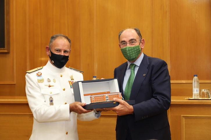 El JEMAD entrega un reconocimiento a Ignacio Galán, presidente de Iberdrola.