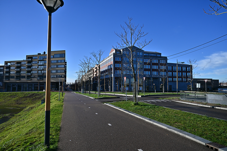 Utrecht (Países Bajos) - Una ciclovía en Utrecht Leidsche Rijn en frente de un nuevo distrito comercial.