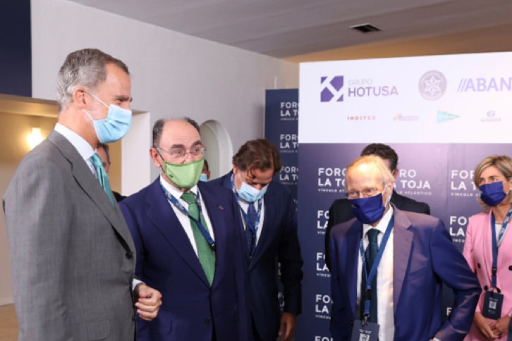 El Rey de España Felipe VI junto con Ignacio Galán y algunos de los participantes del Foro de La Toja-Vínculo Atlántico.