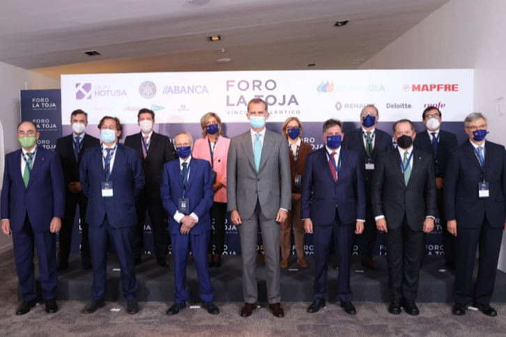 Ignacio Galán (primero por la izquierda) y el Rey Felipe VI (en el centro) con algunos de los participantes del Foro de La Toja-Vínculo Atlántico.