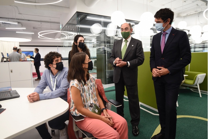 O presidente da Iberdrola, Ignacio Galán, e o deputado-geral de Biscaia, Unai Rementeria, puseram oficialmente em funcionamento o Global Smart Grids Innovation Hub.