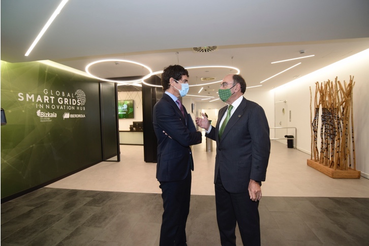 O presidente da Iberdrola, Ignacio Galán, e o deputado-geral de Biscaia, Unai Rementeria, puseram oficialmente em funcionamento o Global Smart Grids Innovation Hub.