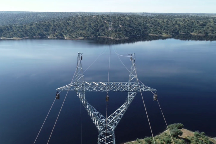 Linhas de rede elétrica