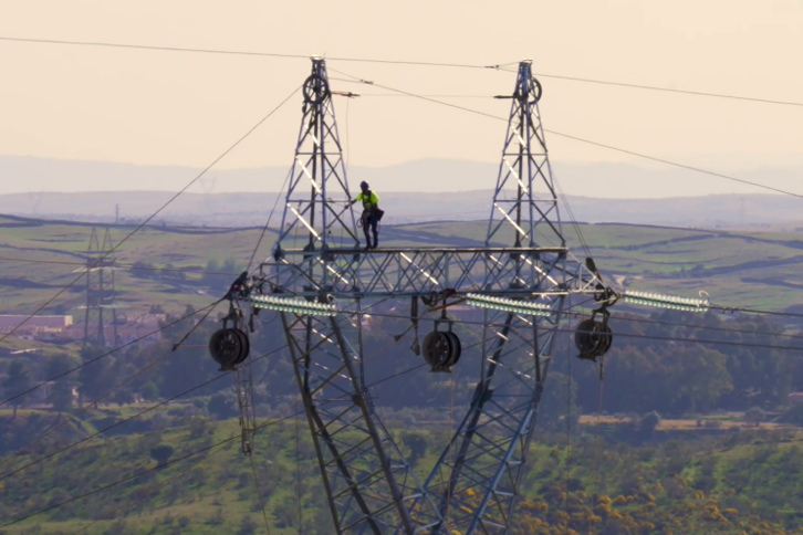 Linhas de rede elétrica