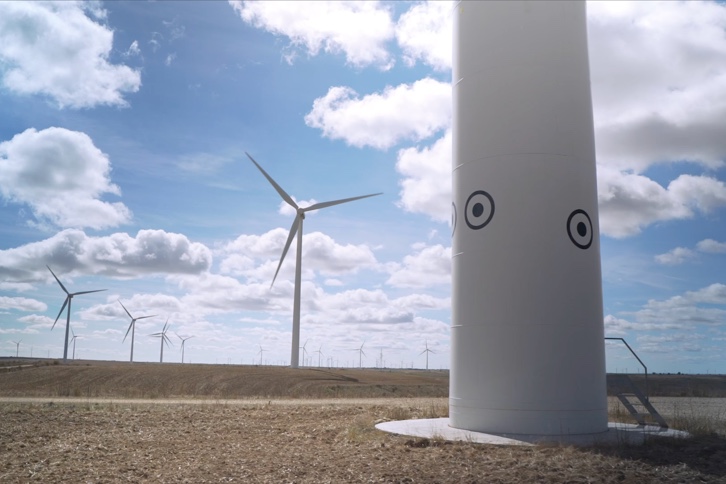 Resource images of the painting of blades on wind farms and of the vinyl with eyes to protect birds