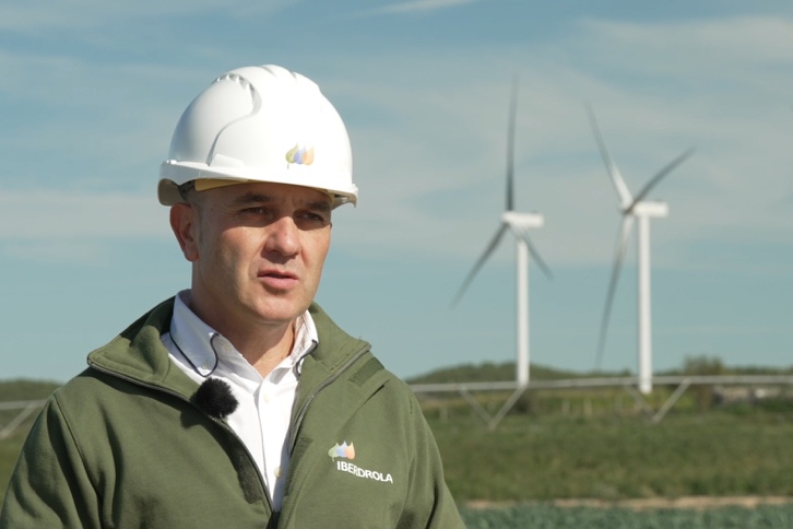 Totales de Miguel Torres, jefe de zona, operación y mantenimiento eólico en Iberdrola (0:00 -1:55’); y Pablo Ruiz y Jorge Rodríguez, operarios de trabajos en altura Altertec (1:55-3:55), que explican los trabajos en altura