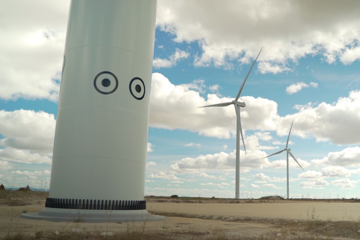 Iberdrola pinta as pás em parques eólicos e reveste as bases com vinil em forma de olhos para proteger as aves.