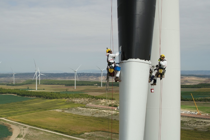 Iberdrola pinta las palas en parques eólicos y los vinila con ojos para proteger a las aves