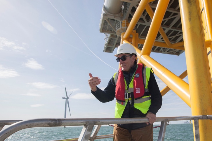 Ignacio Galán, presidente de Iberdrola, en el parque eólico marino de West of Duddon Sands.