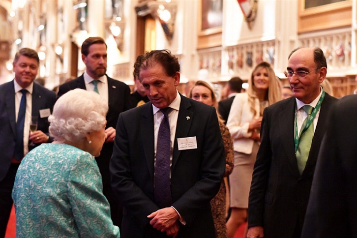 A rainha Isabel II junto a Ignacio Galán durante a recepção oficial celebrada em Windsor.