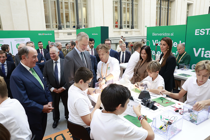 S. M. el Rey inaugura la exposición sobre  la evolución tecnológica y el futuro de la electricidad organizada por Iberdrola