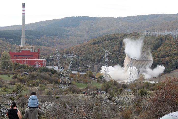 Voladura de la torre de refrigeración de la central térmica de Velilla del Río Carrión (Palencia).