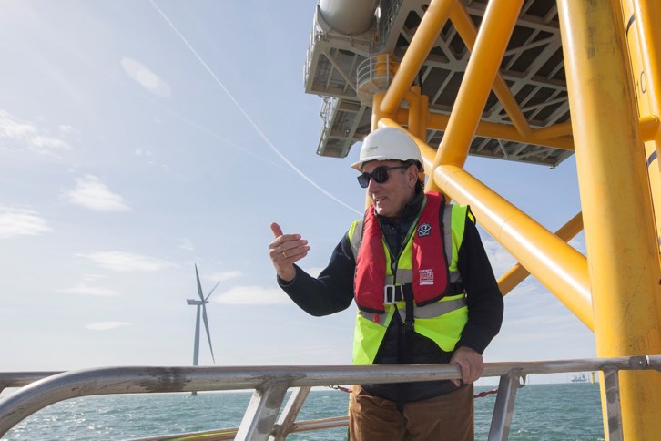 El presidente de Iberdrola, Ignacio Galán, en el parque eólico marino West of Duddon Sands.