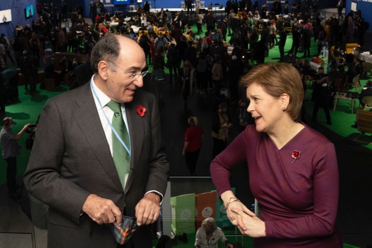 El presidente de Iberdrola, Ignacio Galán, y la primera ministra de Escocia, Nicola Sturgeon, en un encuentro en el marco de la Cumbre del Clima (COP26).