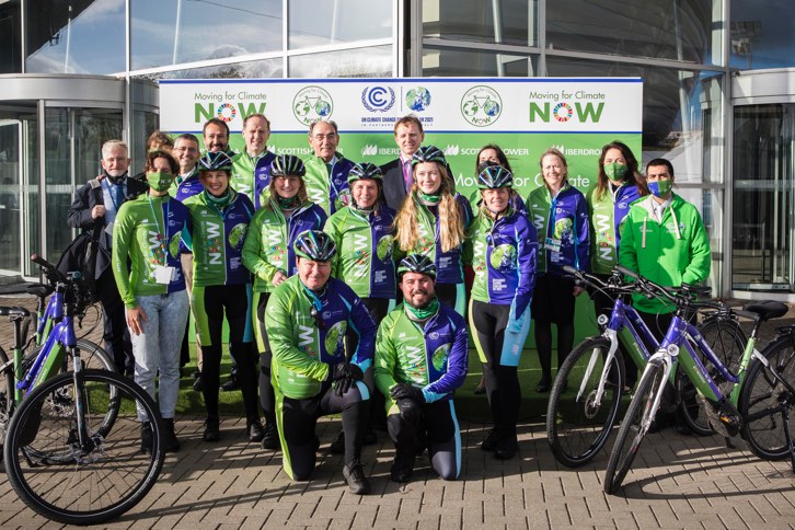 El presidente de Iberdrola, Ignacio Galán, ha recibido en Glasgow al equipo ciclista y le ha animado a seguir combatiendo el cambio climático.