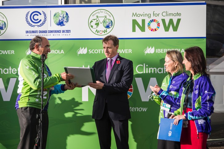 Ignacio Galán entrega al consejero delegado de la COP26, Peter Hill, el manifiesto de la alianza ciclista Moving for Climate NOW, promovida por Iberdrola, instando a la acción climática colectiva de todos los miembros de la sociedad.