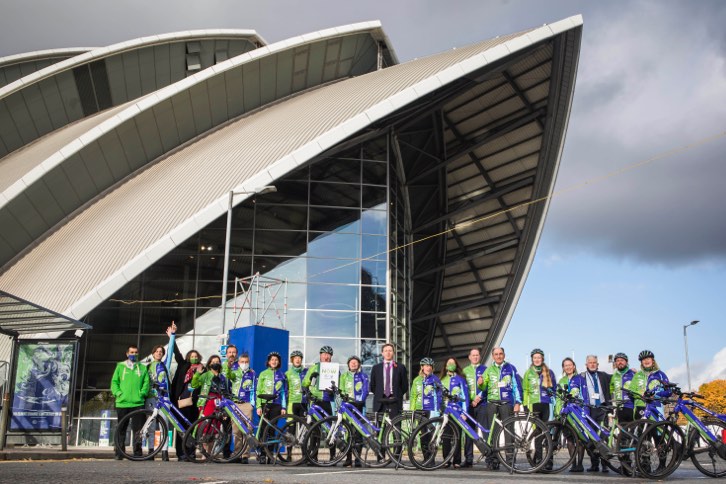 El presidente de Iberdrola, Ignacio Galán, ha recibido en Glasgow al equipo ciclista y le ha animado a seguir combatiendo el cambio climático.