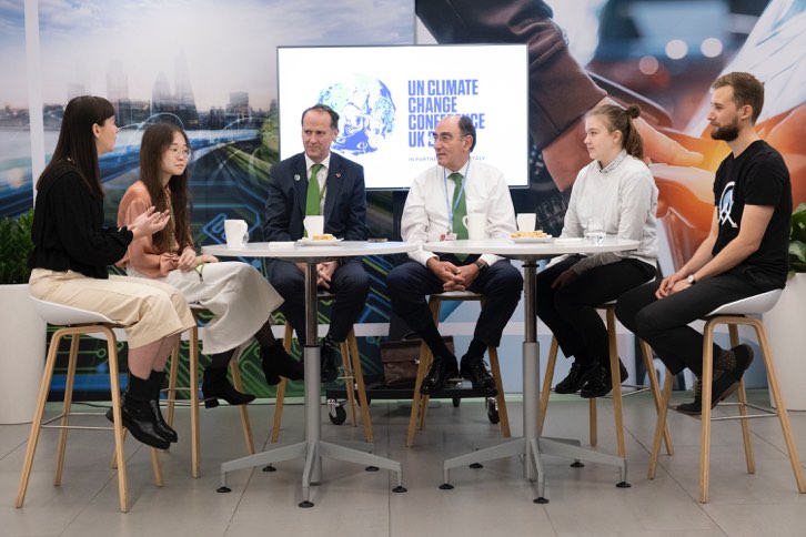 Ignacio Galán, in a meeting with young people at COP26.