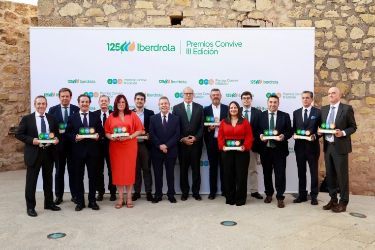 Birka Composites, Bayer España, Gobierno Vasco, Ayuntamiento de Lucena y AFAR (Asociación de Fabricantes Andaluces de Refrigeración), los medios Diario Las Provincias (Comunidad Valenciana) y El Comercio (Asturias), UNICEF, Silvia Gómez, presidenta de la junta vecinal de La Costana (Cantabria) y los Ayuntamientos de Víllora y Enguídanos (Cuenca), han sido premiados en esta tercera edición.