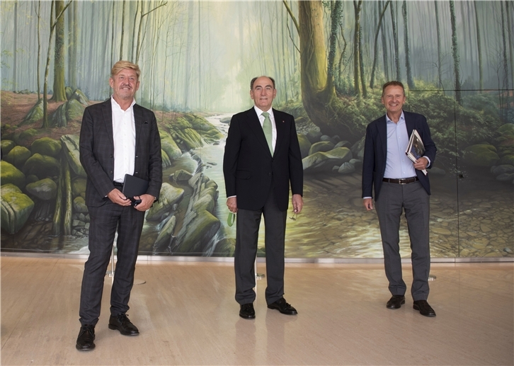 El presidente de Iberdrola, Ignacio Galán, junto al CEO del Grupo Volkswagen, Herbert Diess, y al presidente de SEAT S.A., Wayne Griffiths