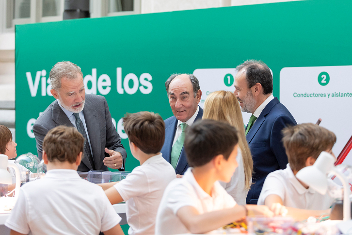 Following its success in Madrid, An Electrifying Journey is now starting a new stage with a touring programme of various schools.