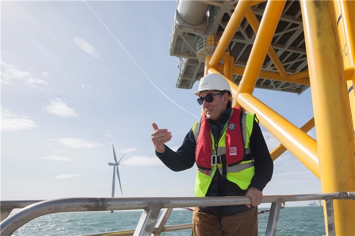 El presidente de Iberdrola, Ignacio Galán, durante su visita a un parque eólico marino